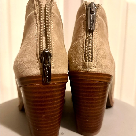 Vince Camuto
Suede Ankle pointed booties - Picture 2 of 8